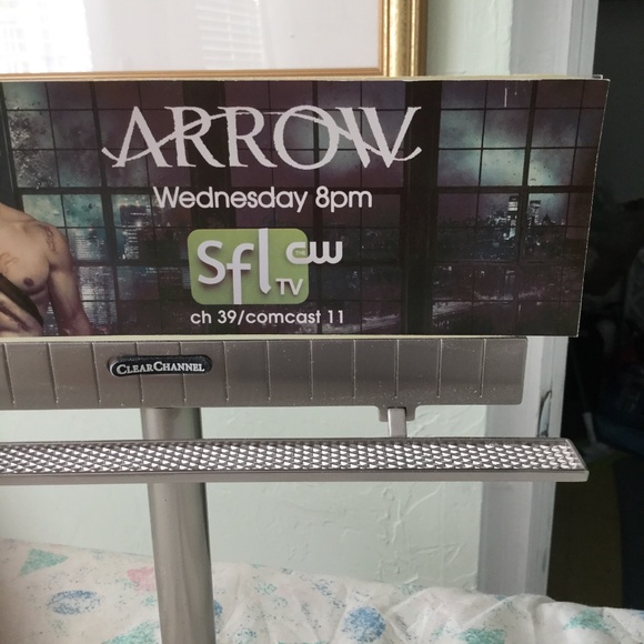 Arrow CW Mini Promotional Billboard Collectible - Picture 7 of 9